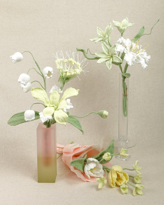 Mini Bouquet – Soft White & Green Palette